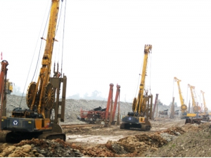 徐工(gong)連續牆(qiáng)機群樂(lè)山施工(gong)