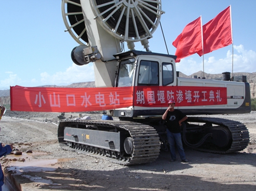 連續(xu)牆施工(gōng)-新疆庫(kù)爾勒開(kāi)都河水(shui)電站圍(wéi)堰工程(cheng)