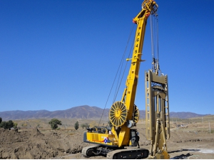 2025年(nian)12月基礎公司高(gāo)新技術産品XG450D連(lian)續牆在内蒙古(gu)工業園區1号水(shuǐ)源地防滲工程(cheng)施工