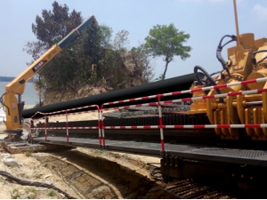 徐工XZ5000水(shuǐ)平定向(xiang)鑽機成(chéng)功川越(yuè)馬來西(xi)亞海灣(wān)